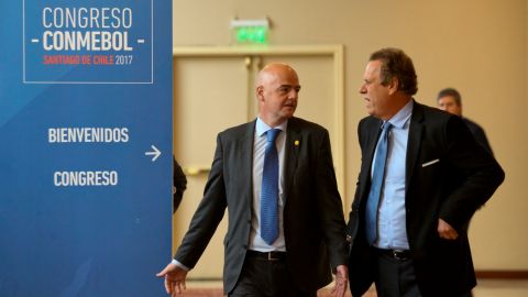 Ramón Jesurún Franco (R) comparte con Gianni Infantino, presidente de FIFA, durante un evento de Conmebol.
