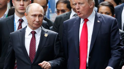 Fotografía de archivo de 2017 muestra a Donald Trump y a Vladimir Putin.