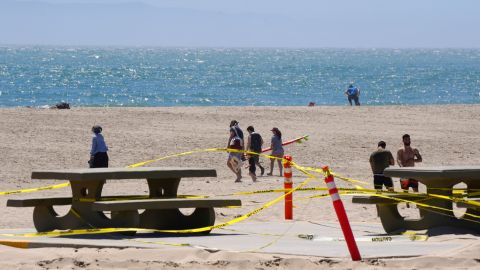 Un peatón, que vio a los menores ser golpeados por la enorme ola y luchar en el agua, saltó al mar, pero no pudo llevarlos a un lugar seguro.