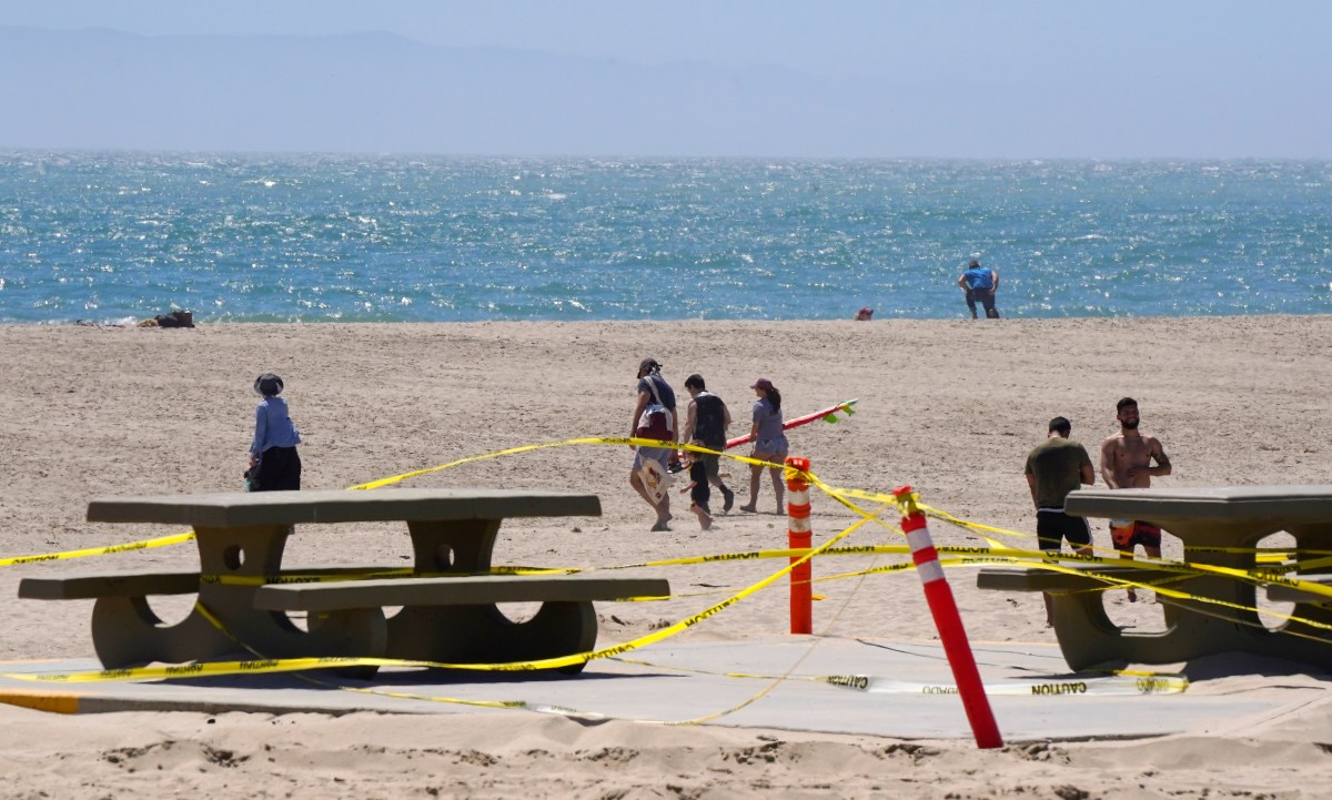 Cuerpos de dos adolescentes son recuperados tras ser arrastrados a la orilla de una playa de Queens