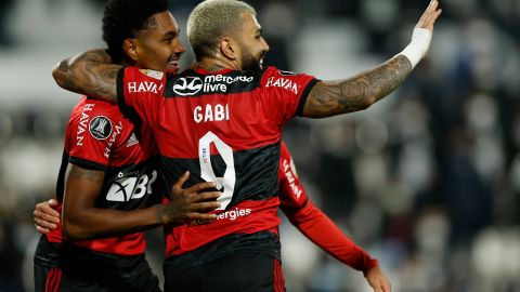 Gabigol (#9) celebró el curioso penal por todo lo alto con la afición de Flamengo.