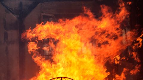 La oficina del Sheriff indicó que el incendio parece haber sido accidental, pero que se encuentra llevando a cabo las pesquisas pertinentes.