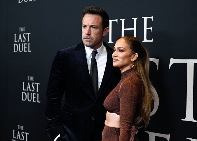 Ben Affleck y Jennifer López posando.