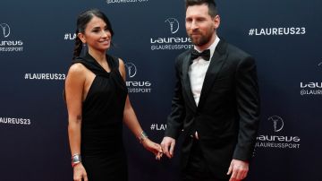 Antonela Roccuzzo y Lionel Messi comparten durante una ceremonia en 2023.