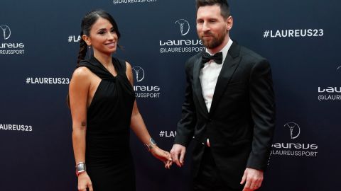Antonela Roccuzzo y Lionel Messi comparten durante una ceremonia en 2023.
