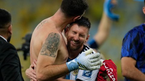 Messi celebrando junto a Dibu Martínez el pase a semifinal de la Copa América.