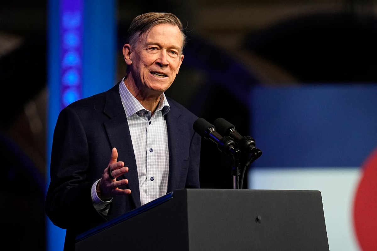 Senador demócrata afirma que el partido está en el entorno más difícil por las dudas sobre Biden