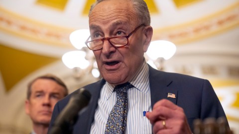 "Él está a favor de Joe", dijo el portavoz de Schumer, Angelo Roefaro, en una declaración luego que la prensa insistiera a Schumer en el Capitolio con la misma pregunta.