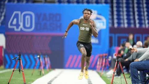 Khyree Jackson durante las pruebas realizadas en el draft de la NFL.