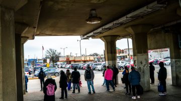 Muchos latinos residentes en zonas  suburbanas no cuentan con transporte propio.