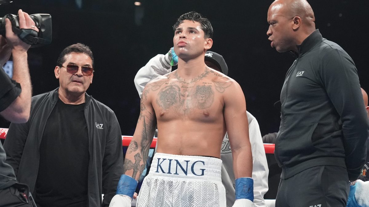 Sorprenden a Ryan García mostrando más de la cuenta en Hawái