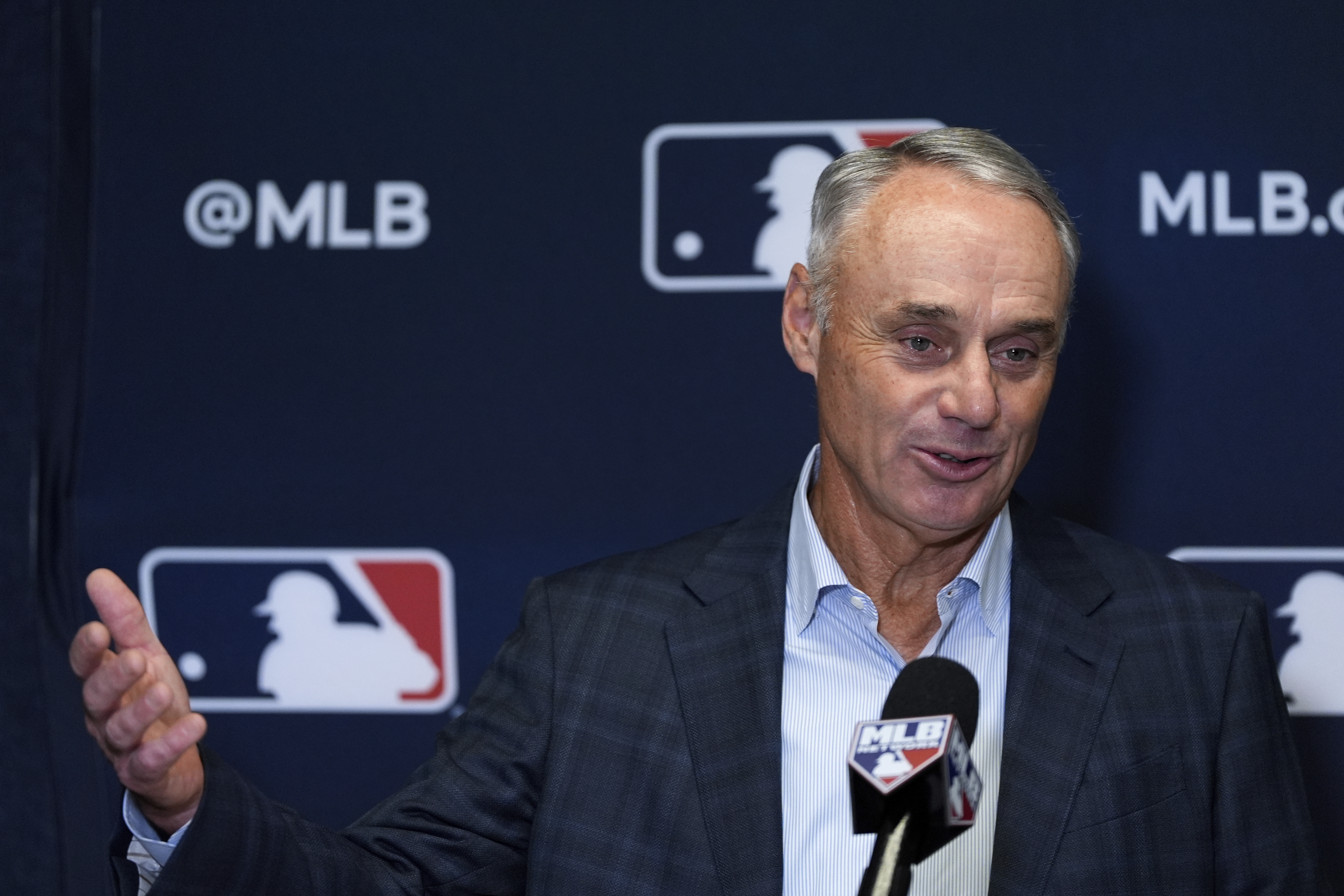 Rob Manfred durante un conferencia de prensa de las Grandes Ligas.