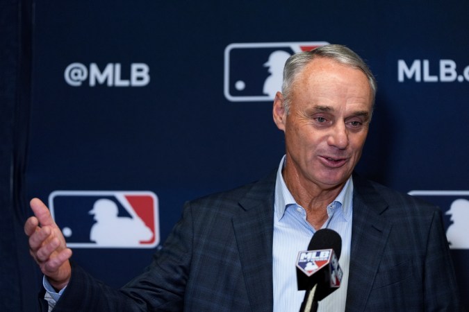 Rob Manfred durante un conferencia de prensa de las Grandes Ligas.