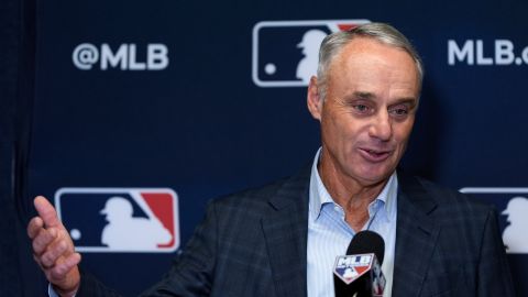 Rob Manfred durante un conferencia de prensa de las Grandes Ligas.