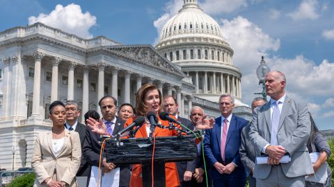 Pelosi dijo que Biden todavía tiene tiempo para decidir si continúa en la carrera pero no le dio un apoyo explícito.