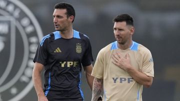 Scaloni y Messi comparten durante un entrenamiento de la selección de Argentina.
