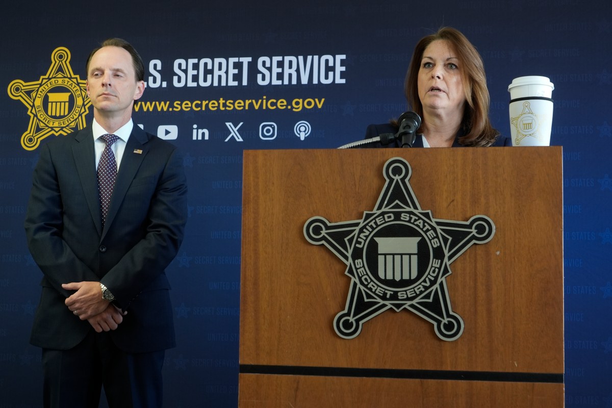 Jefa del Servicio Secreto asume responsabilidad por ataque a Trump, pero no renuncia