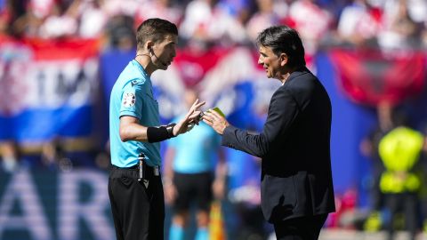 Zlatko Dalic, entrenador de Croacia, habla con el árbitro francés Francois Letexier.