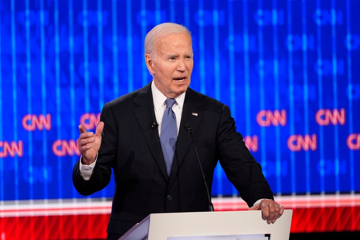 Biden adelanta a demócratas que seguirá “firmemente” en la contienda electoral