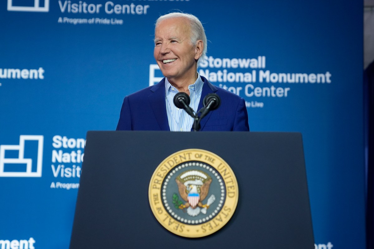 Joe Biden tiene un plan para salir de la crisis: aparentar normalidad y enfocarse en Donald Trump