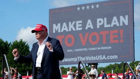 "¡Nuestro país debería volver a centrarse en la GRANDEZA!", escribió Trump en Truth Social.