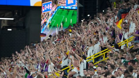 Fanáticos alemanes en el Signal Iduna Park.