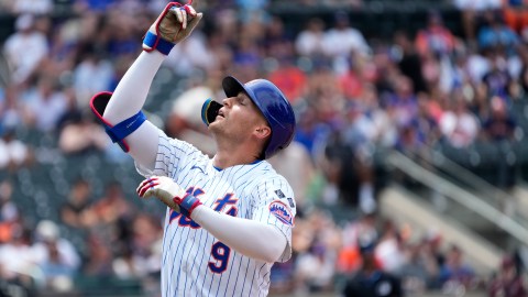 Brandon Nimmo celebra tras conectar un hit ante Houston Astros.
