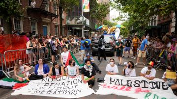 Manifestantes pro palestinos bloquean la ruta del desfile durante la Marcha del Orgullo de Nueva York.