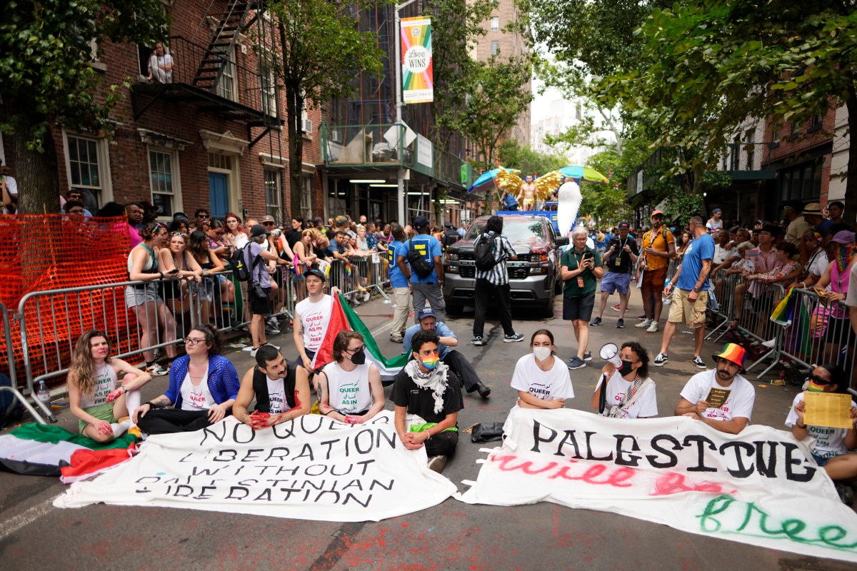 Anti-Israel protesters destroy Delight floats in NYC