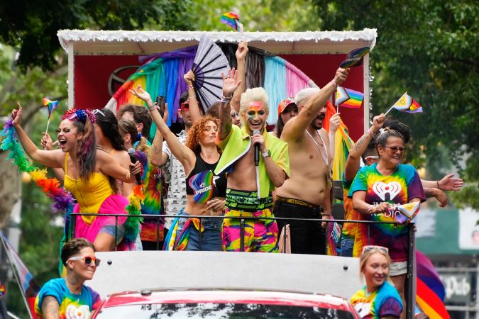 Frankie Grande, en el centro, sube a una carroza durante la Marcha del Orgullo Gay de Nueva York el domingo 30 de junio.