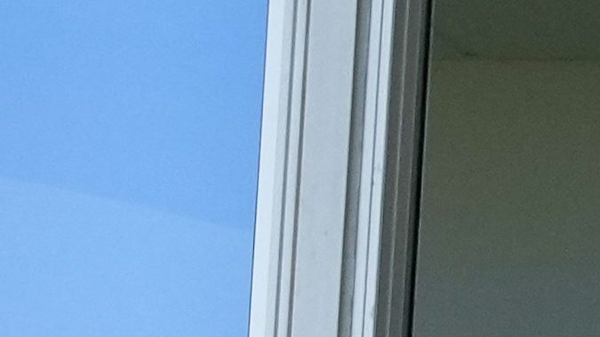 Fernando Batista, izquierda, quien fue suspendido para el partido por la CONMEBOL, da instrucciones desde una posición elevada.