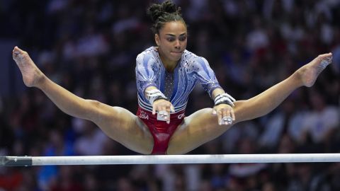 Hezly Rivera compite en las barras asimétricas en las Pruebas Olímpicas de Gimnasia de Estados Unidos el domingo 30 de junio de 2024 en Minneapolis.