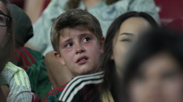 Aficionado de México llorando tras eliminación en Copa América 2024. Photo/Matt York.