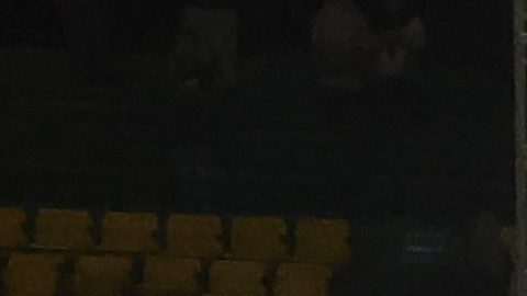 Jugadores y oficiales chinos mantienen un momento de silencio en homenaje a Zhang Zhi Jie.