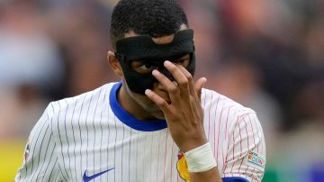 Kylian Mbappé usando la máscara facial tras su fractura de nariz.