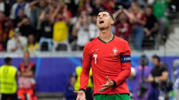 Cristiano Ronaldo descarga su frustración tras fallar su penal en el tiempo extra ante Eslovenia.