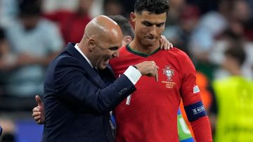 Cristiano Ronaldo y el entrenador de Portugal Roberto Martínez.
