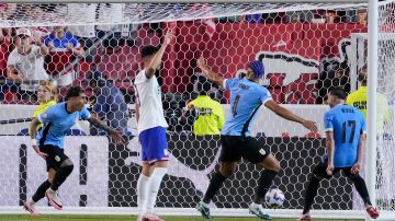 Estados Unidos se quedó esperando un fuera de juego en el gol de Uruguay que nunca llegó.