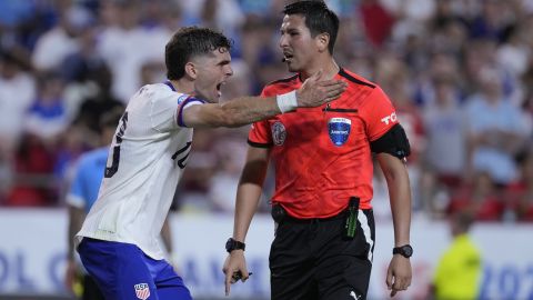 Christian Pulisic reclama con desespero al árbitro peruano Kevin Ortega. Copa América 2024.