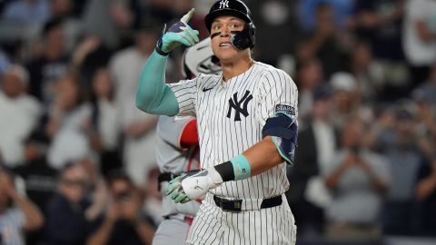 Aaron Judge celebra con la afición tras disparar jonrón ante Cincinnati Reds.