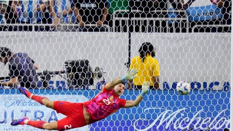 Emiliano Martínez logró salvar a Argentina en la tanda de penales.