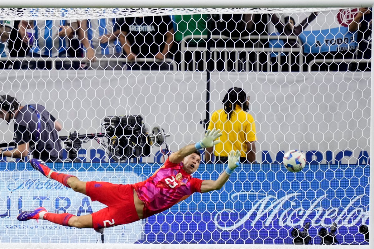 Dibu Martínez tras los penales: “No estaba listo para regresar a casa”