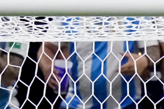 Emiliano Martínez atajando en la tanda de penales ante Ecuador.