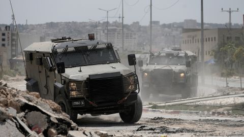 Vehículos militares israelíes maniobran durante una operación en Gaza.