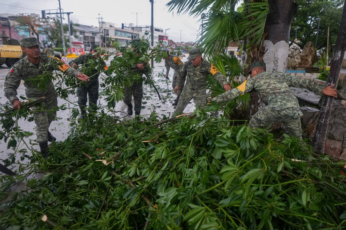 Texas eleva nivel de emergencia en preparación a la llegada de tormenta Beryl que afecta a México