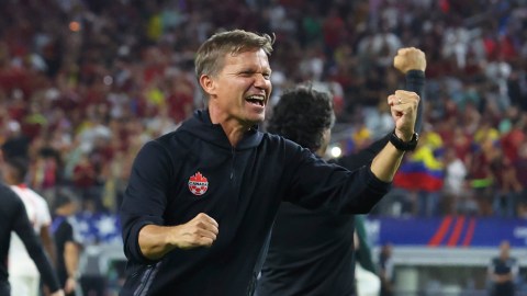 Jesse Marsch celebra tras el triunfo en penales ante Venezuela, por los cuartos de final de la Copa América 2024.