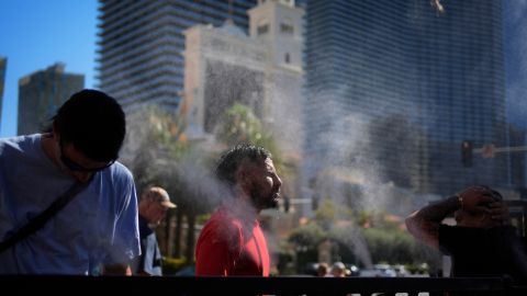 Ola de calor afecta a ciudadanos en la costa oeste