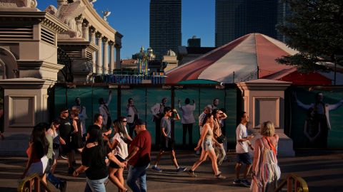 Una ola de calor se extendía por el oeste de EE.UU. y obligaba a muchos residentes a buscar un refugio fresco para protegerse de las temperaturas peligrosamente altas.