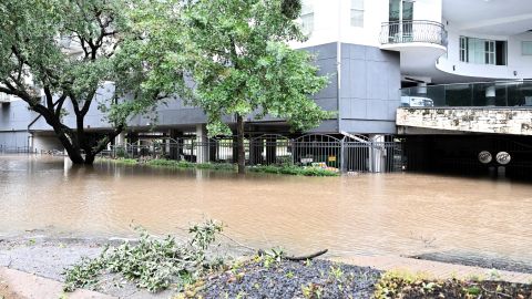 El agua inunda un estacionamiento en Houston, luego de que la tormenta tropical Beryl tocara tierra en Texas y provocara fuertes lluvias.