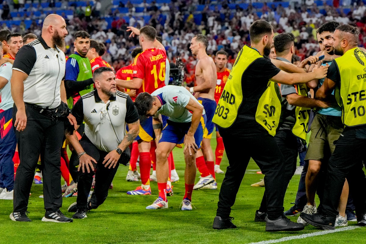 Álvaro Morata es duda para la final de la Eurocopa por golpe de un seguridad que intentaba contener a fan